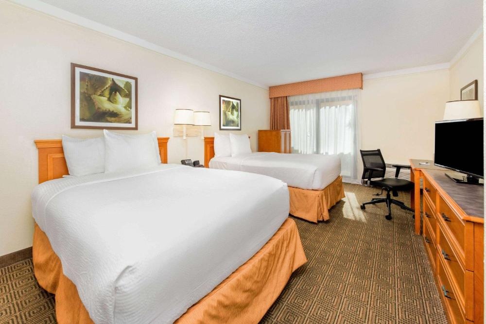 La Quinta Inn & Suites by Wyndham Fort Lauderdale Cypress Creek